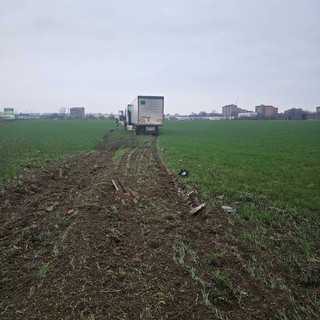 Ha un malore in autostrada, esce di strada con il Tir e finisce nei campi