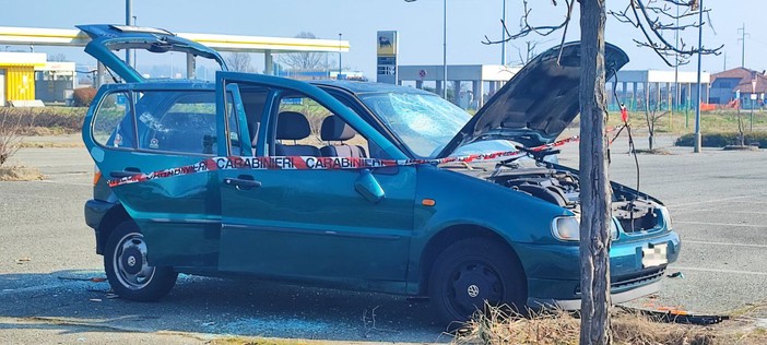 Gravemente danneggiata in attesa di rimozione: un'auto attira l'attenzione.