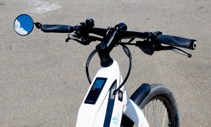 Biella, contromano in sella alla bicicletta elettrica si scontra con un'auto, foto archivio