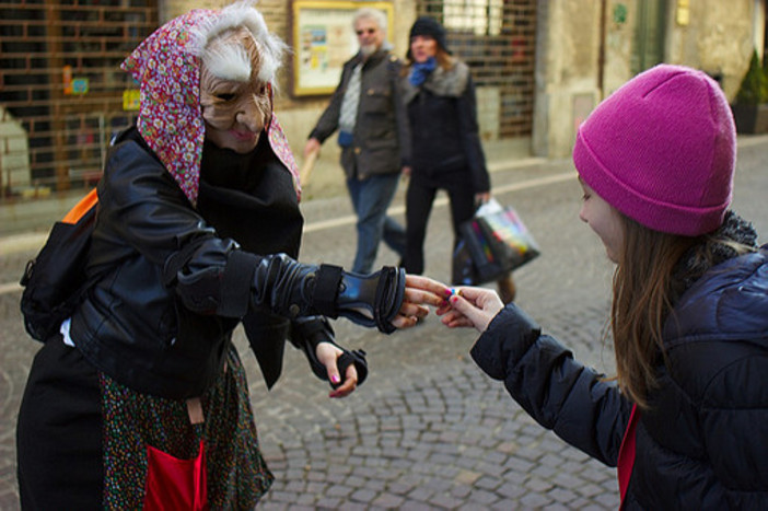 La Befana dei pompieri fa visita ai piccoli pazienti del Regina Margherita.