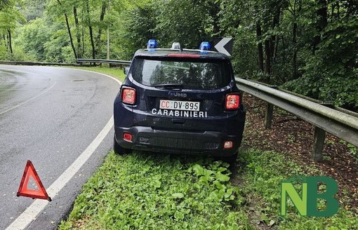 Sandigliano, auto sbanda sull’asfalto bagnato e finisce contro il guardrail