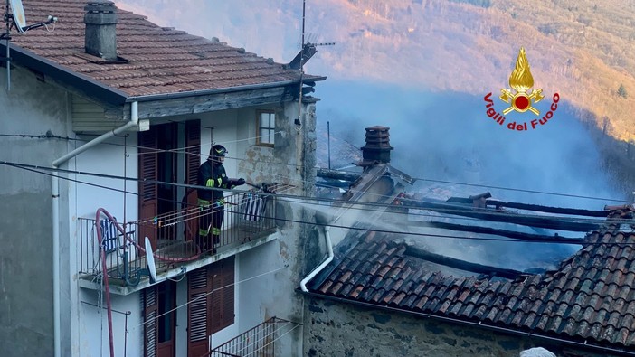 Frazione in pericolo a Campiglia Cervo: abitazioni di Riabella avvolte dalle fiamme.