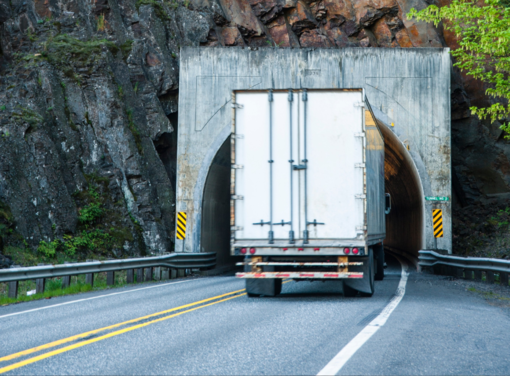 Crevacuore, entra in galleria ma danneggia il camion: assente l'adeguata segnaletica - Foto di repertorio.