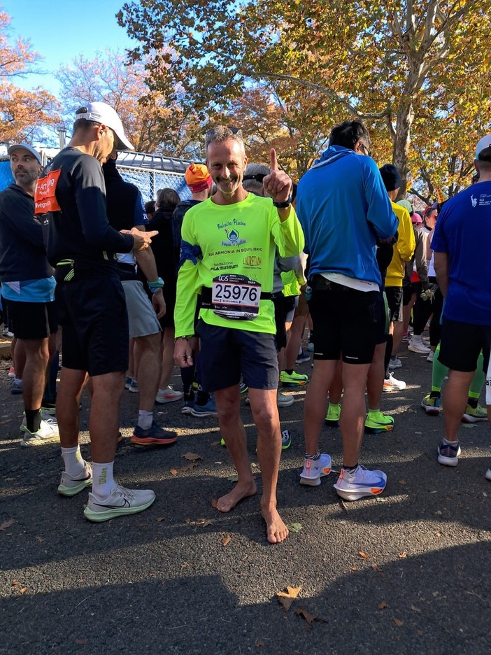 Caludio Canessa alla Maratona di New York: il VIDEO della corsa a piedi scalzi.