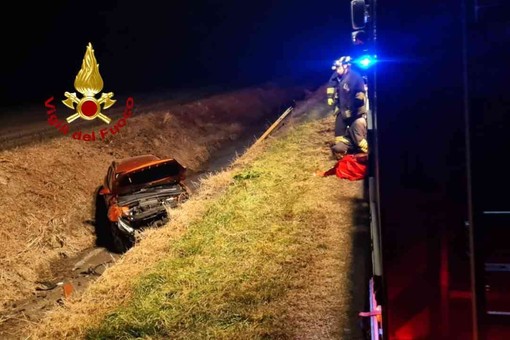 Dal Nord-ovest incidente stradale: finisce in un canale e rimane intrappolato, l'intervento dei Vigili del Fuoco.