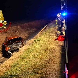 Dal Nord-ovest incidente stradale: finisce in un canale e rimane intrappolato, l'intervento dei Vigili del Fuoco.