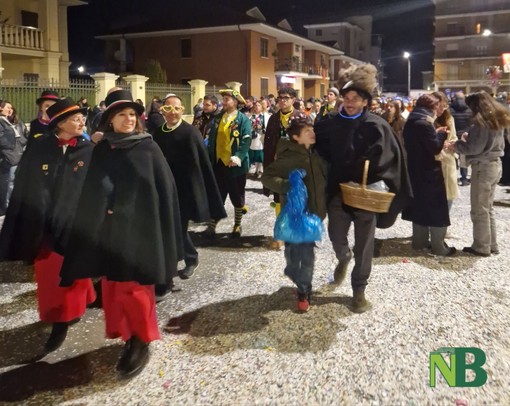 Per Chiavazza il Carnevale continua: il Comitato sfila a Santhià