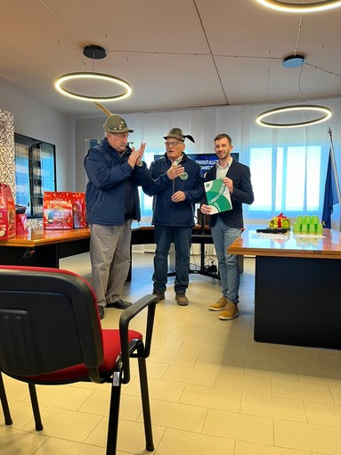 A Castelletto Cervo scambio degli auguri con volontari e consegna delle borse di studio, foto pag fb Castelletto Cervo