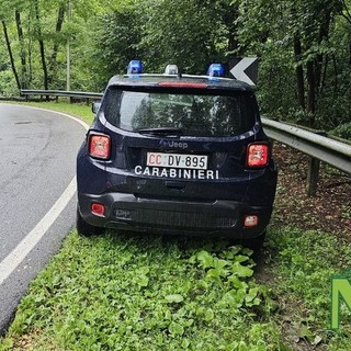 Sandigliano, auto sbanda sull’asfalto bagnato e finisce contro il guardrail