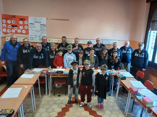 Bambini e Alpini in coro: un incontro tra canti e tradizione alle elementari di Castelletto Cervo