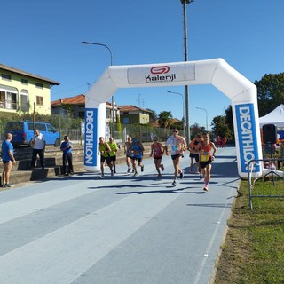 La squadra dei Tucc Un prima alla staffetta 16x mezz'ora - Foto G. Chiarini per newsbiella.it