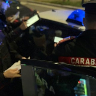 Minaccia un passante con un coccio di bottiglia per rubargli un accendino d'oro: 27enne arrestato