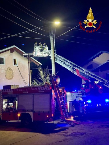 Castelletto Cervo: tornano a casa le donne e i bambini della casa dove è scoppiato l'incendio