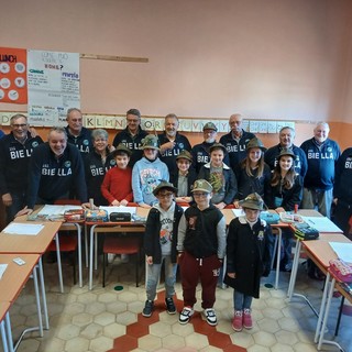 Bambini e Alpini in coro: un incontro tra canti e tradizione alle elementari di Castelletto Cervo