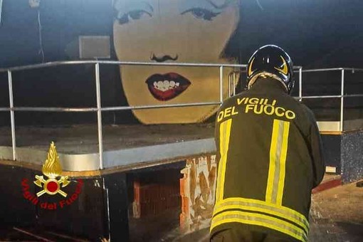 Cigliano, incendio all'ex discoteca Due