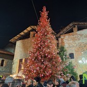 A Candelo acceso l'albero con 12.500 luci. Bonifacio: &quot;Tra le novità due fasce orarie per il Borgo di Babbo Natale&quot; foto e video Nicola Rasolo e Mariantonietta Pace per newsbiella.it