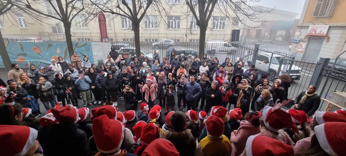 A Biella l'atmosfera natalizia regalata dai bambini della Cridis