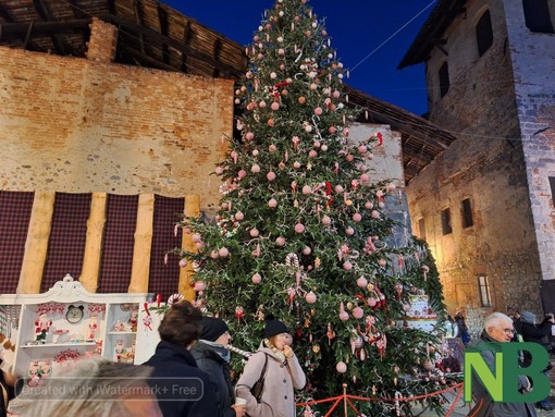 A Candelo acceso l'albero con 12.500 luci. Bonifacio: &quot;Tra le novità due fasce orarie per il Borgo di Babbo Natale&quot; foto e video Nicola Rasolo e Mariantonietta Pace per newsbiella.it