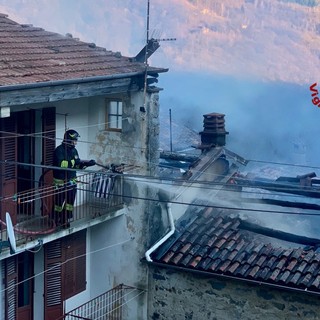 Frazione in pericolo a Campiglia Cervo: abitazioni di Riabella avvolte dalle fiamme.