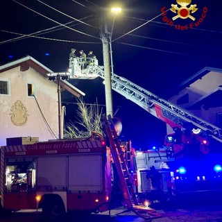 Castelletto Cervo: tornano a casa le donne e i bambini della casa dove è scoppiato l'incendio