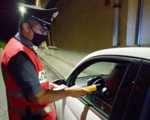 Cossato: auto sfonda recinzione, giovane conducente sottoposto all'alcol test - foto repertorio