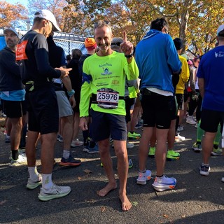 Caludio Canessa alla Maratona di New York: il VIDEO della corsa a piedi scalzi.