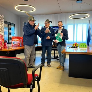 A Castelletto Cervo scambio degli auguri con volontari e consegna delle borse di studio, foto pag fb Castelletto Cervo