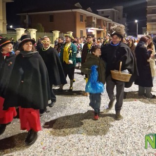 Per Chiavazza il Carnevale continua: il Comitato sfila a Santhià