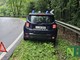 Sandigliano, auto sbanda sull’asfalto bagnato e finisce contro il guardrail