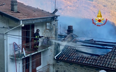 Frazione in pericolo a Campiglia Cervo: abitazioni di Riabella avvolte dalle fiamme.