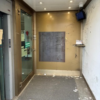 Degrado in via Torino, una lettrice: &quot;L’ex UniCredit abbandonato tra sporcizia e bivacchi&quot; FOTO