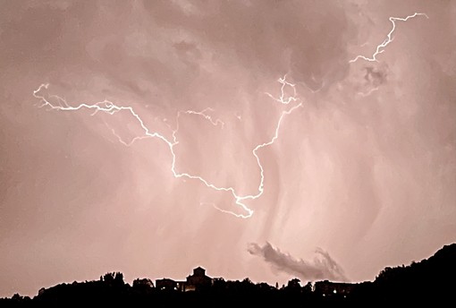 Il Santuario di Graglia illuminato dai fulmini: la foto di un lettore - Foto di Maurizio Lazzarotto.