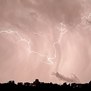 Il Santuario di Graglia illuminato dai fulmini: la foto di un lettore - Foto di Maurizio Lazzarotto.