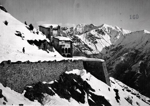 Le valli biellesi nelle foto d’archivio: il Monte Bo dalla Galleria di Rosazza - Copyright Fondazione Sella 2025.