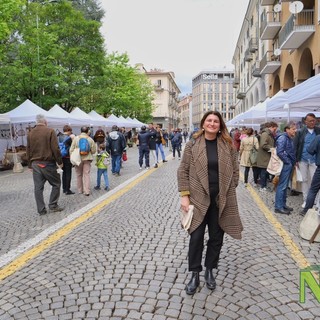 Rilancio del commercio a Biella: restyling di negozi e bancarelle e vetrine viventi