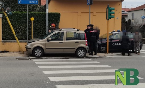 Vigliano, perde il controllo dell'auto e finisce contro un semaforo