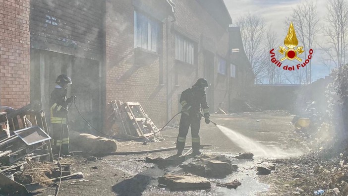 A fuoco un capannone in via Ferruccio Nazionale a Biella, nessun ferito