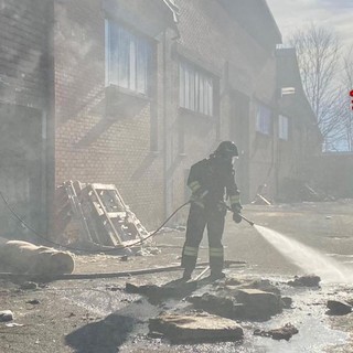 A fuoco un capannone in via Ferruccio Nazionale a Biella, nessun ferito