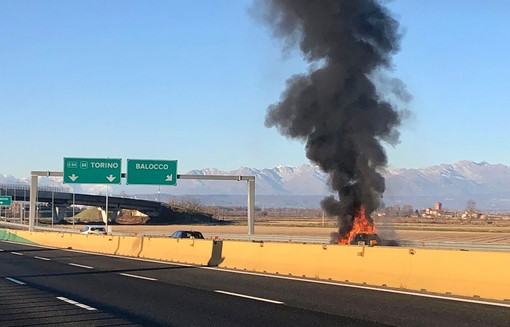 Dal Nord-ovest: auto in fiamme sull'autostrada Milano-Torino, ancora ignote le condizioni del conducente - Foto di Christian Bosio.