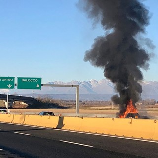 Dal Nord-ovest: auto in fiamme sull'autostrada Milano-Torino, ancora ignote le condizioni del conducente - Foto di Christian Bosio.