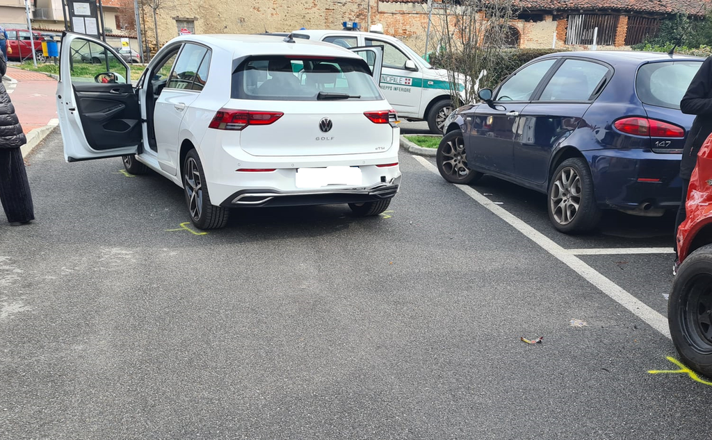 Auto Tampona Due Mezzi In Sosta Poi Ingrana La Retro E Urta Un Furgone