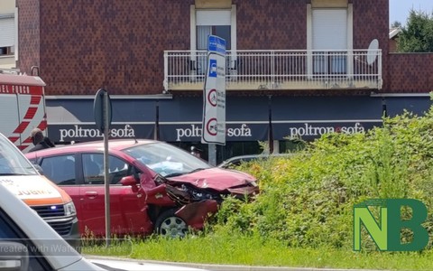 Incidente a Biella in Corso Europa, tre auto coinvolte e ci sono dei feriti, FOTO per newsbiella.it Mattia Baù