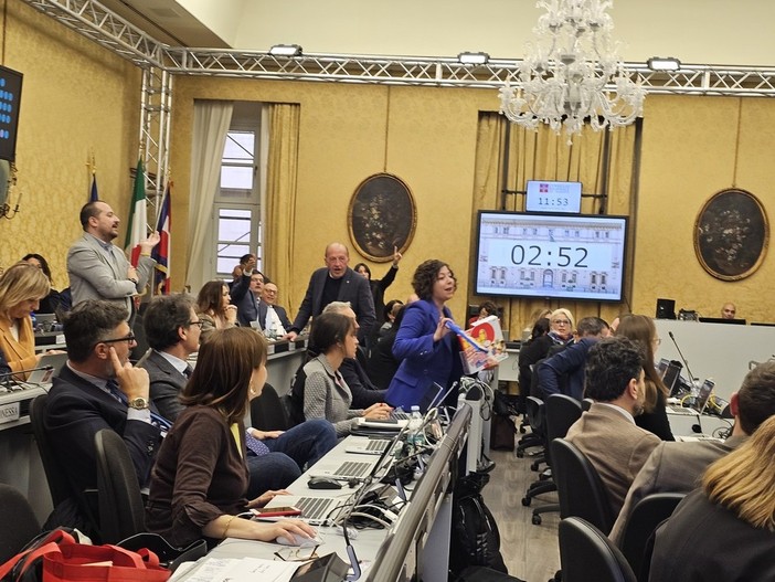 Via libera da Palazzo Lascaris al Ddl personale, la minoranza lascia l'aula. Il M5S regala &quot;Indovina chi?&quot;