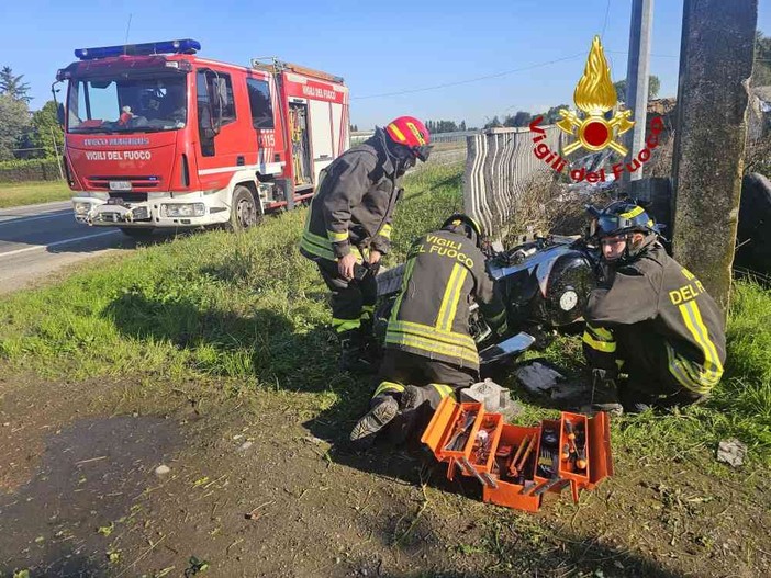 Cavaglià, scontro tra un'auto e una moto, centauro in ospedale