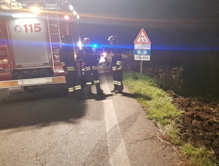 Salussola, incidente nella notte, Vigili del Fuoco liberano una persona incastrata nelle lamiere, foto archivio