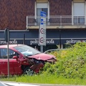 Incidente a Biella in Corso Europa, tre auto coinvolte e ci sono dei feriti, FOTO per newsbiella.it Mattia Baù