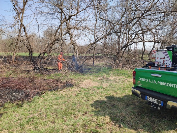 Mongrando: Fuoco nel sottobosco a San Clemente