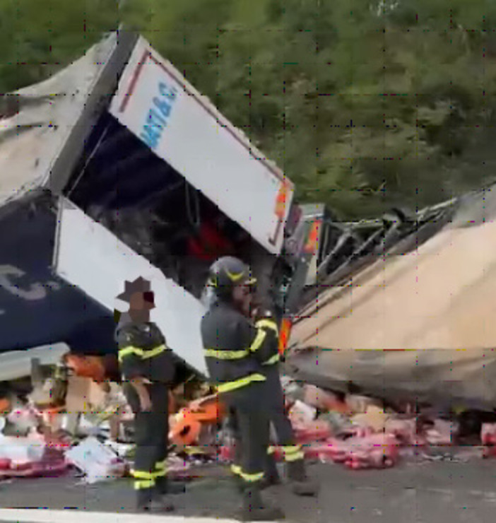 Grave scontro tra due tir biellesi sull'A4