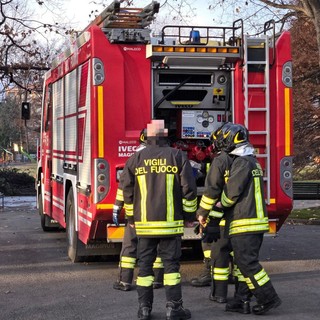 Biella, principio di incendio ai Giardini Arequipa, i Vigili del Fuoco domano le fiamme.