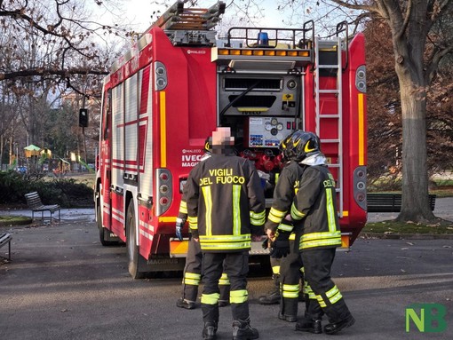 Biella, principio di incendio ai Giardini Arequipa, i Vigili del Fuoco domano le fiamme.